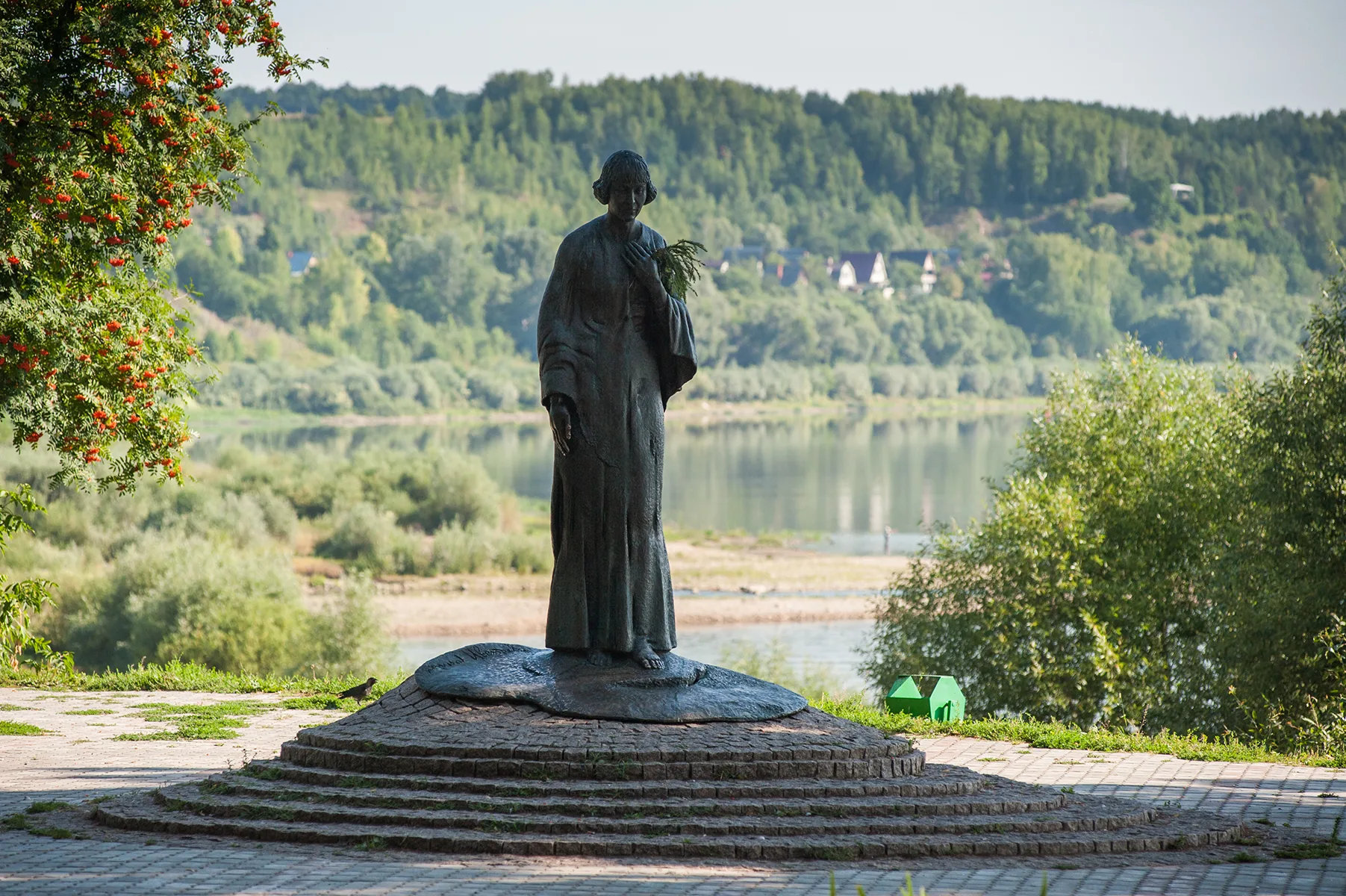 Памятник Цветаевой в Тарусе