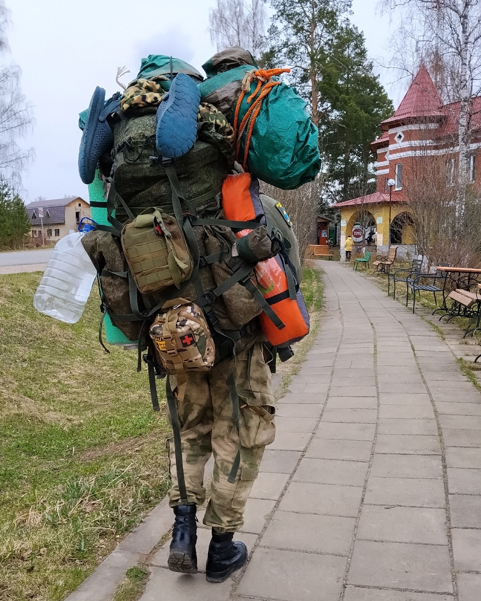 Обычное начало моих походов в дальние части "Оленьих Ручьёв" - маленькая деревня Бажуково, где находится администрация Парка