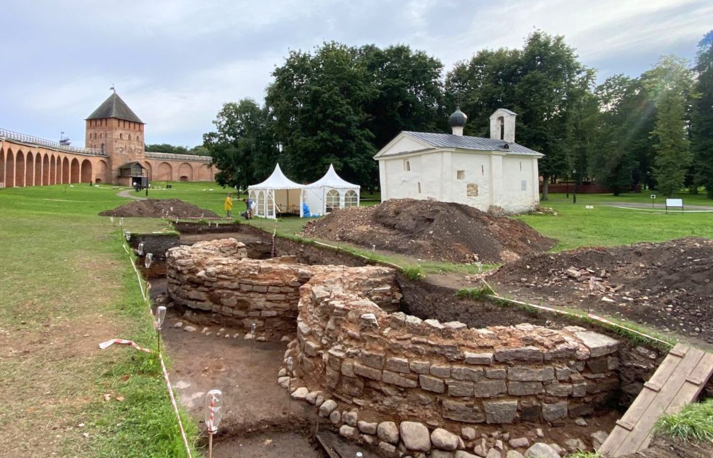 Археологи открыли алтарную часть храма Бориса и Глеба в Новгородском Кремле