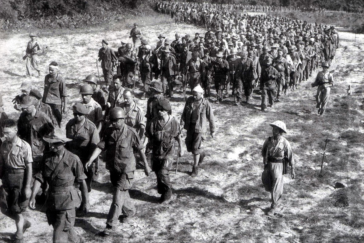 Француские военнопленные покидают Дьенбьенфу, 1954 г.